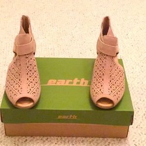 Earth Booties Kelsey Dark Suede Size 5.5